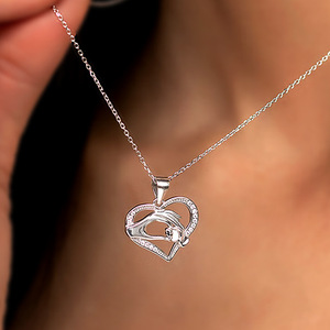 Ciondolo a cuore in oro bianco con strass di cristallo per donna, romantico, da indossare tutti i giorni, con montatura a castone, ciondoli a tema - Product Image 1