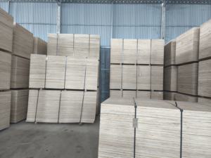 Contrachapado de alta calidad con núcleo de madera dura y chapa de abedul para construcción y muebles, superficie lisa, sin delaminación, de fábrica en Vietnam. - Product Image 4