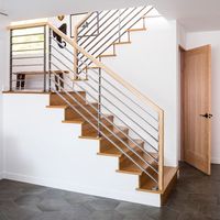 CBMMart Monorail double noir de qualité supérieure avec poteaux noirs et escalier à rampe en bois
