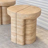Table d'appoint rustique en travertin beige organique avec base segmentée rainurée pour la décoration intérieure de chambre et de villa OEM ODM
