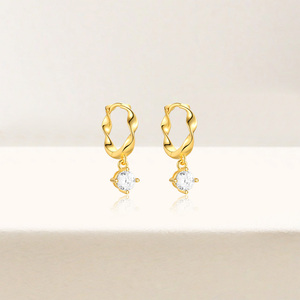 Boucles d'oreilles créoles classiques en argent 925 avec étoile à quatre branches pour femme - Product Image 5