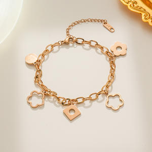 Accesorios de moda, accesorios impermeables de acero inoxidable, pulsera de cadena con abalorio de corazón de flor mate chapada en oro para mujer - Product Image 3