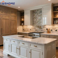 Cuisine moderne de luxe en bois massif bicolore, modulaire, du sol au plafond, avec îlot multifonctionnel, poignées et robinet, spécifique à la villa