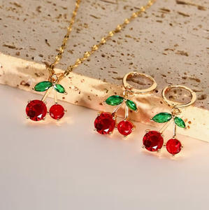 Parure de bijoux cerise en plaqué or avec diamants, cristaux rouges et verts, strass, collier et boucles d'oreilles en forme de cerise - Product Image 2