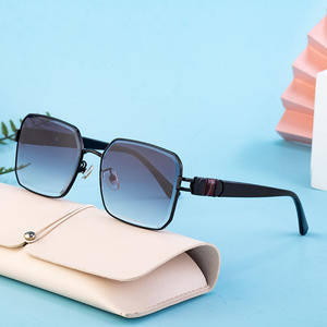 Nouvelles lunettes de soleil carrées pour femmes, protection UV400, verres en PC, monture dorée, lunettes de soleil tendance, transmission de classe 2 - Product Image 4