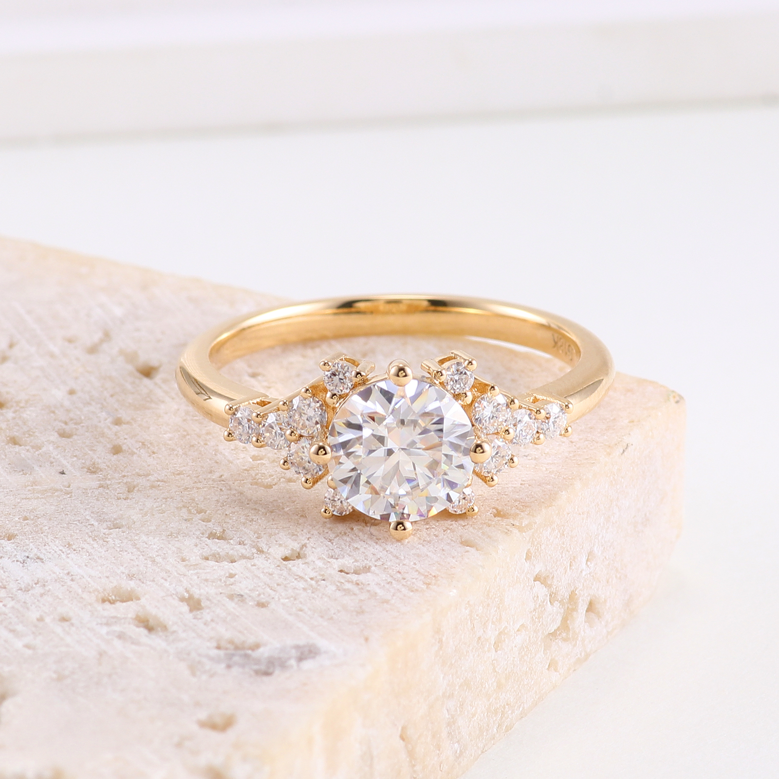 Bague en or jaune 18 carats avec diamant miossanite