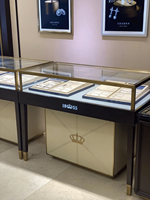 Nouvelle promotion : Vitrine numérique pliable au design moderne, personnalisable, pour bijoux, montres et autres articles de présentation en magasin.