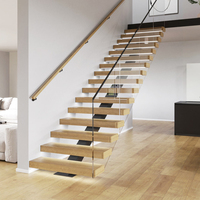 Escalier à un seul palier en bois et métal, structure à une seule poutre, villa moderne, intérieur