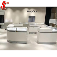 Vitrine de présentation de bijoux ronde de luxe, comptoir en verre circulaire, îlot incurvé en acier inoxydable doré, aménagement de boutique