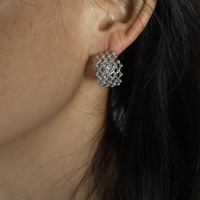 Anting-anting manik berlapis emas 18K Retro sederhana anting-anting berbentuk C baja tahan karat PVD jala personalisasi anting-anting seluler YF4056