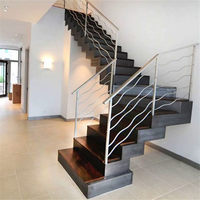 Escalier intérieur moderne pour bureau avec design en acier et bois en forme de U, droit et contemporain