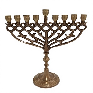 Candelabro de Latón con Acabado Antiguo, Candelabro Menorah de Latón de 9 Brazos con Diseño de Granada - Product Image 1