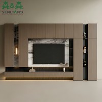 Meuble TV modulaire du sol au plafond avec panneau en pierre aspect marbre, lattes cannelées foncées, base flottante et niches de présentation