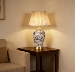 <span class=keywords><strong>Lampe</strong></span> <span class=keywords><strong>de</strong></span> <span class=keywords><strong>chevet</strong></span> en céramique bleue et blanche à motif d'oiseaux et <span class=keywords><strong>de</strong></span> raisins, style oriental, avec abat-jour plissé. - Product Image 3