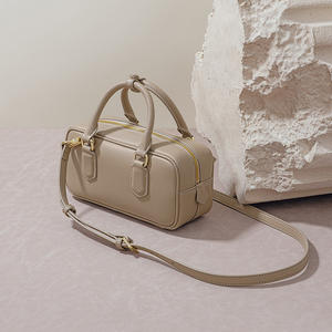 Sac pour femme très tendance, sac bowling Boston en cuir véritable, sac bandoulière pour femme au design original, sac oreiller, sac à main en cuir de vachette - Product Image 2