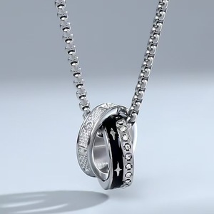 Anello Victory Star Trendy da Uomo, Stile Freddo e Minimalista, con Anelli Intrecciati, Collana con Doppio Anello e Diamante Bianco in Resina - Product Image 1