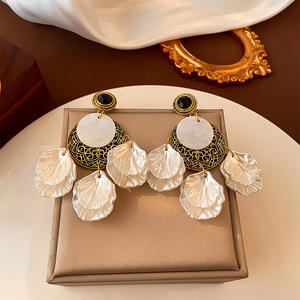 ต่างหูโลหะกลมสไตล์ฝรั่งเศสย้อนยุคต่างหูรูปดอกไม้กลวงต่างหูผู้หญิงรูปทรงเรขาคณิต - Product Image 6