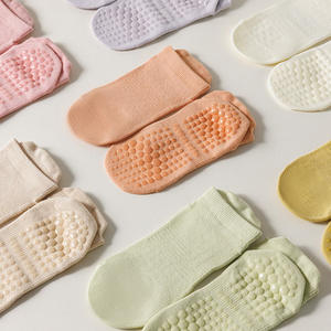 جوارب رخيصة شبكية قابلة للتنفس قصيرة مانعة للإنزلاق بدون إظهار لون عادي للنساء جوارب يوجا في الكاحل بالجملة مع مقابض سيليكون - Product Image 2