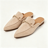 Mules plates à bout pointu pour femmes, très tendance, avec boucle métallique décorative, idéales pour l'extérieur