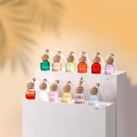 Série de désodorisants pour voiture avec décoration pendentif présentant des parfums frais et élégants parfums uniques et un arôme durable.