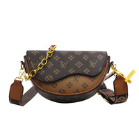 Sac demi-lune élégant en cuir PU avec imprimé monogramme de créateur de luxe, sac à bandoulière vintage, sac à rabat classique Louis avec chaîne dorée