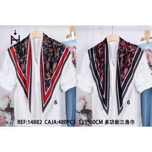 Foulard triangolare in seta 135x60cm con stampa digitale, elegante accessorio moda per donna - Product Image 3