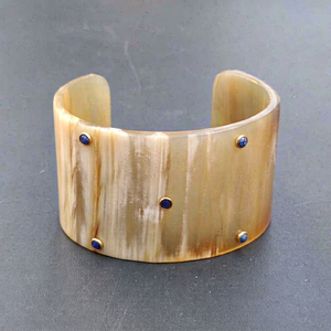 MN EXPORTS Bracelet manchette ouverte en corne de boeuf, fait main, poli, imitation perle, pour femme, moderne, chrétien, écologique, cadeau de mariage - Product Image 1