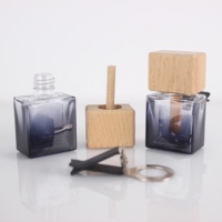 Bouteille en verre de parfum de parfum de sens de sortie de ventilateur automobile de 10ml avec le chapeau en bois et la bouteille de diffuseur de voiture d'agrafe d'évent en métal