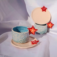 Ensemble de tasse et soucoupe en céramique artisanale sur le thème des étoiles de mer avec une texture à pois unique-Décoration d'intérieur inspirée de la côte