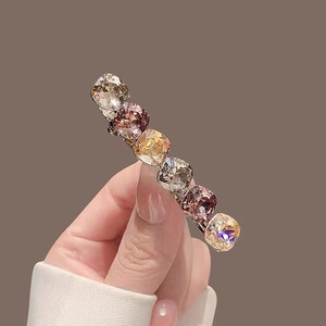 Une épingle à cheveux avec un seul clip, un clip pour une frange de style diamant, et un clip pour une <span class=keywords><strong>coiffure</strong></span> en forme de bec de canard. - Product Image 3
