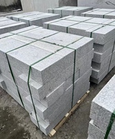 Bordure de trottoir en granit gris courbé sur mesure, finition martelée, durable et écologique pour allées de villas et construction routière