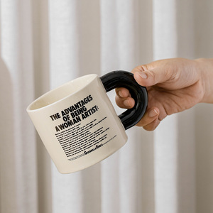 Tasse en céramique Guerrilla Girls, impression de lettres d'artistes féminines, design minimaliste, cadeau pour femmes, utilisation au bureau - Product Image 3