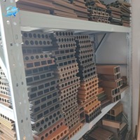 Planches de terrasse en composite bois-plastique (WPC) résistantes aux intempéries, à faible entretien, anti-termites pour villa, patio et allée.