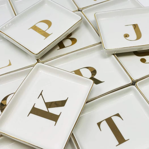 . Plateau à bijoux avec cadeau initial | Plat à bijoux personnalisé et bibelot avec bol à clés initiales en or - Product Image 4