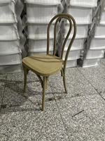 Chaise Thonet en résine brun foncé à grain de bois de haute qualité pour hôtels, événements et mariages