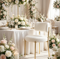 Chaise d'appoint moderne en tissu Teddy moelleux, avec structure en métal doré titane, élégante pour la décoration de réception de mariage