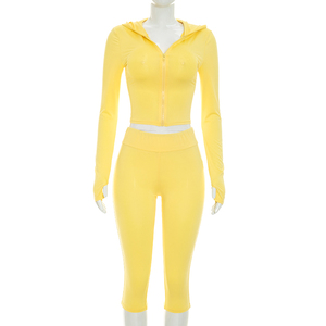 Viviblook D26ST229 Ensemble sportif 2 pièces pour femme : veste à manches longues zippée à capuche et pantalon plissé moulant court - Product Image 4