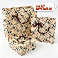 Sac cadeau en papier beige écologique à motif diagonale, ruban à pois, poignée en corde marron, corps en carton, logo personnalisé, vente en gros