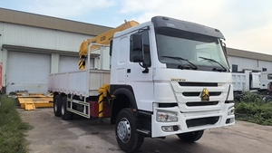 En stock, grue montée sur camion SINOTRUK HOWO 6x4 12 tonnes d'occasion pour le transport et la levée d'acier en chantier et en pépinière - Product Image 3