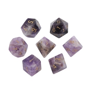 Ensemble de dés polyédriques DND en améthyste naturelle Feeron, 7 pièces, respectueux de l'environnement, durables, en pierres précieuses, pour jeux de rôle de table, avec incrustation de chiffres dorés - Product Image 1