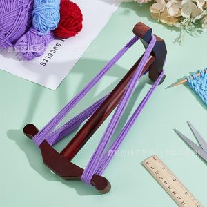Enrouleur de fil en bois, outil de tricot, couleur bois brun, utilisation sur bureau, pour le tri des fils et l'aide au tricot - Product Image 1