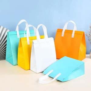 Sac isotherme réutilisable pour courses et pique-niques, en non-tissé avec feuille d'aluminium et motif lettres, garde les aliments au chaud ou au frais - Product Image 6