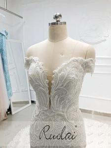 Robe de <span class=keywords><strong>mariée</strong></span> longue de luxe Ruolai QW01169, style sirène, épaules dénudées, dentelle lourdement perlée, traîne cathédrale - Product Image 4