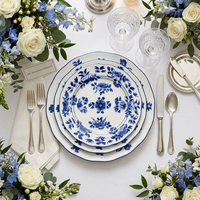 Maßgefertigtes Vintage Blau-Weißes Blumenmuster Keramik-Tellerset mit Gewelltem Rand Porzellangeschirr für Hochzeit Hotel Tischdekoration