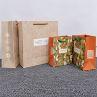 Sac en papier kraft recyclé de luxe avec logo embossé personnalisé et poignée en ruban pour l'emballage de la marque