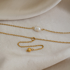 Collier en acier inoxydable plaqué or 18 carats PVD en forme de Y avec perles d'eau douce et pendentif à double couche en forme de pompon - Vente en gros B082 - Product Image 4