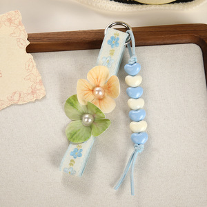 Porte-clés en plastique imitation trèfle à quatre feuilles, version coréenne 2026, style frais et tendance, avec pendentif de sac à pompon floral pour les vacances d'été - Product Image 5