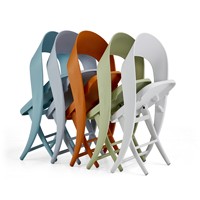Chaise pliante d'extérieur en plastique durable et moderne, résistante aux UV, imperméable, confortable, facile à ranger pour le camping, les repas et la plage