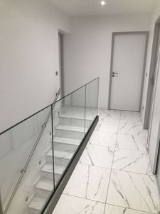 Offre Spéciale : Système de Garde-Corps en Verre à Profil en U de Haute Qualité pour <span class=keywords><strong>Balcon</strong></span> <span class=keywords><strong>Extérieur</strong></span> – Personnalisable - Product Image 4