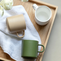 Vente en gros de tasses à café en céramique de couleur unie simple, tasse en céramique verte mate avec logo personnalisé